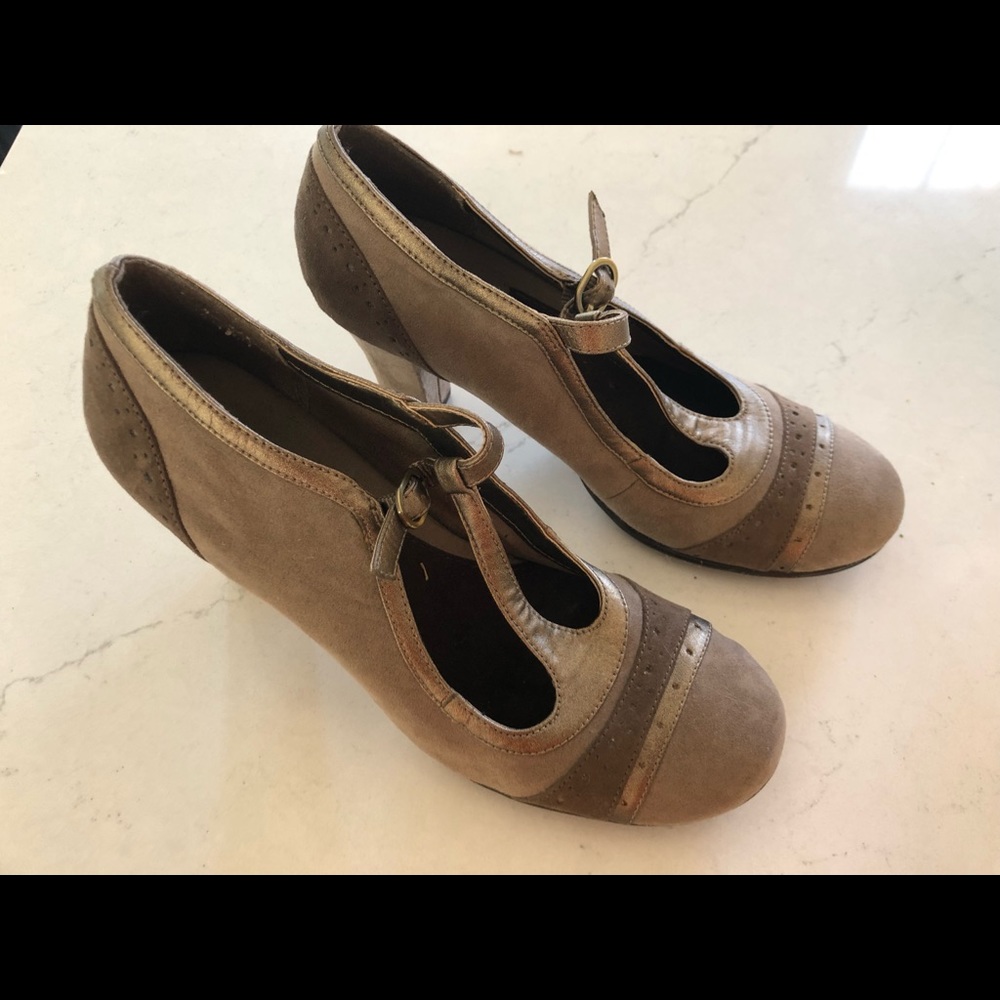 A2 Aerosoles T Strap Block Heels, Suede, size 8.